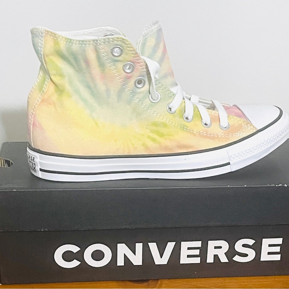 NEW Women’s 8.5/ Men’s 6.5 Tie Dye Converse